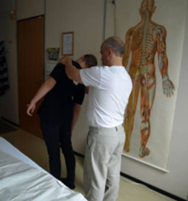 Osteopaatti hoitaa potilasta