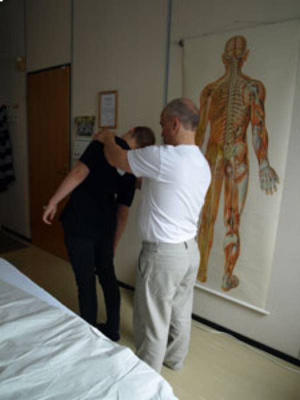 Osteopaatti hoitaa potilasta